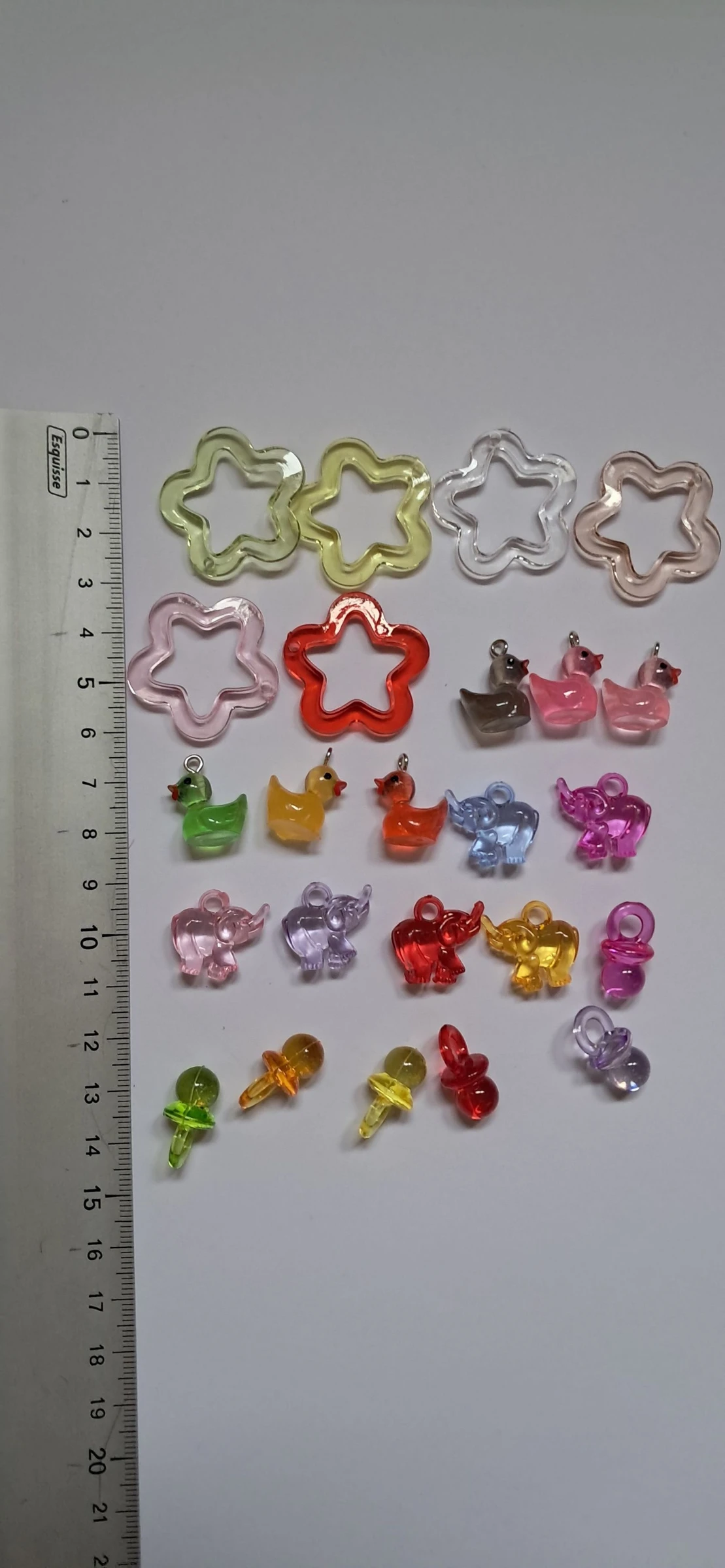 Lot perles et breloques acrylique multicolore  – photo 2